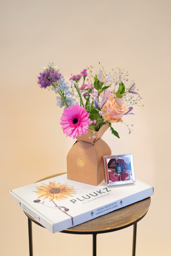 Brievenbus boeketje met roze bloemen
