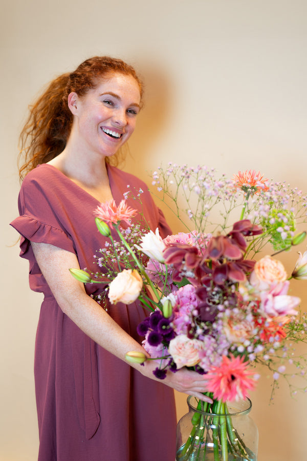 Sierlijk samengesteld groot boeket met een mix van roze bloemen en cymbidium