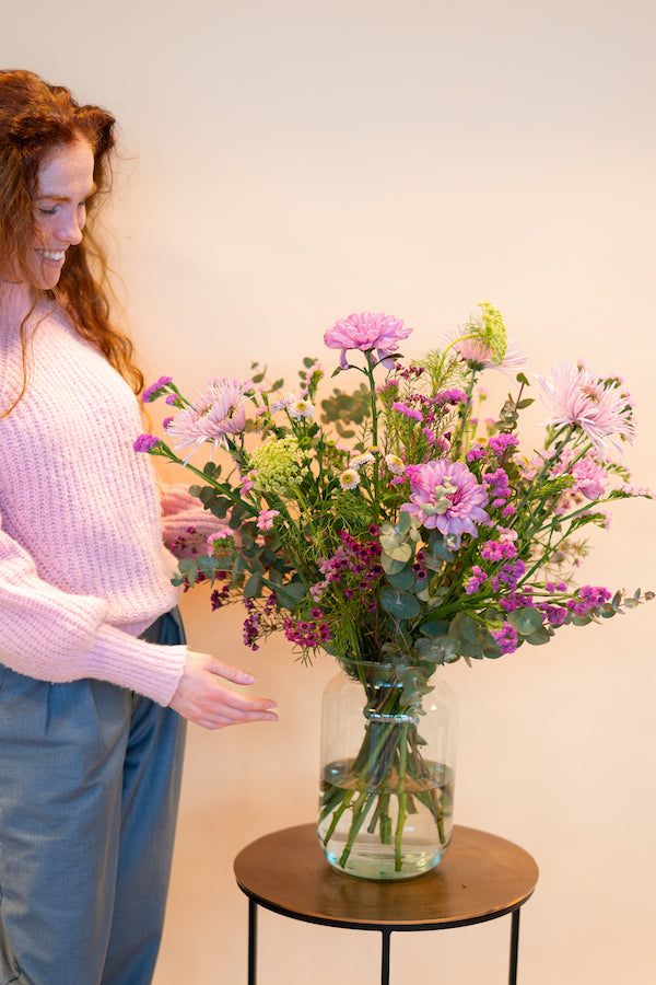 Prachtig groot veldboeket met roze bloemen van het seizoen!