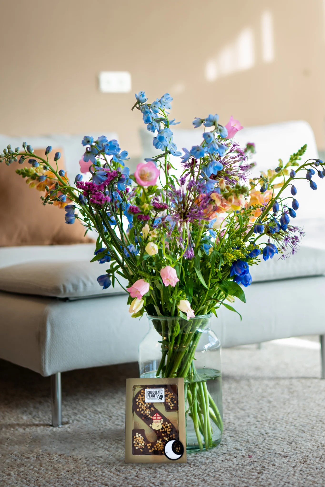 Groot boeket met Chocolade letter