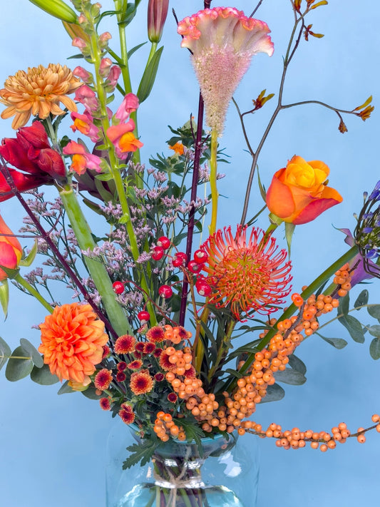 Puur natuur herfstboeket met oranje tinten, vers van de kweker.