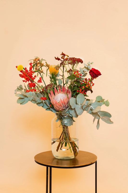 Prachtig herfstboeket met warme amberkleuren en seizoensgebonden bloemen