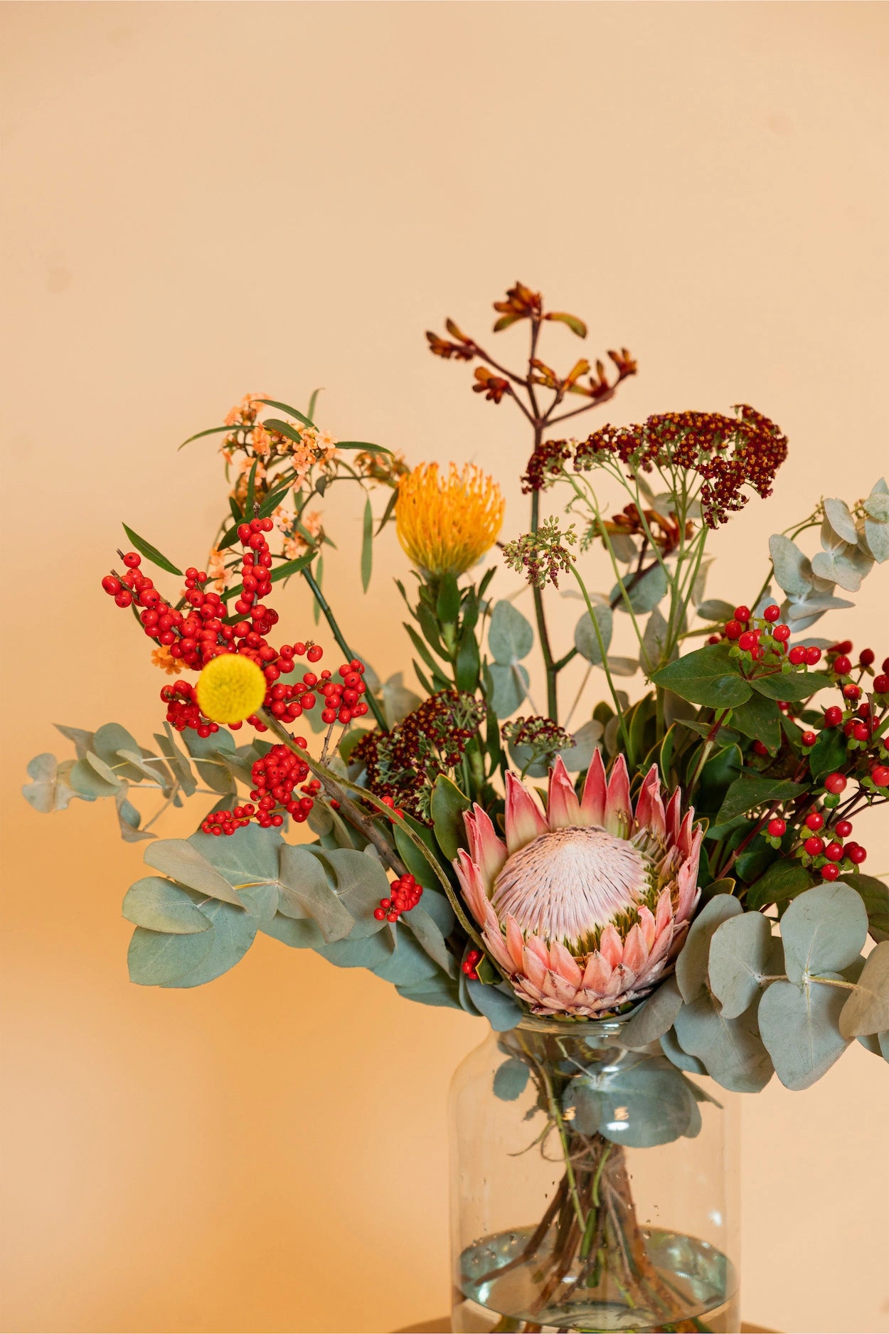 Geniet van de natuurlijke schoonheid met dit handgemaakte herfstboeket vol warme tinten
