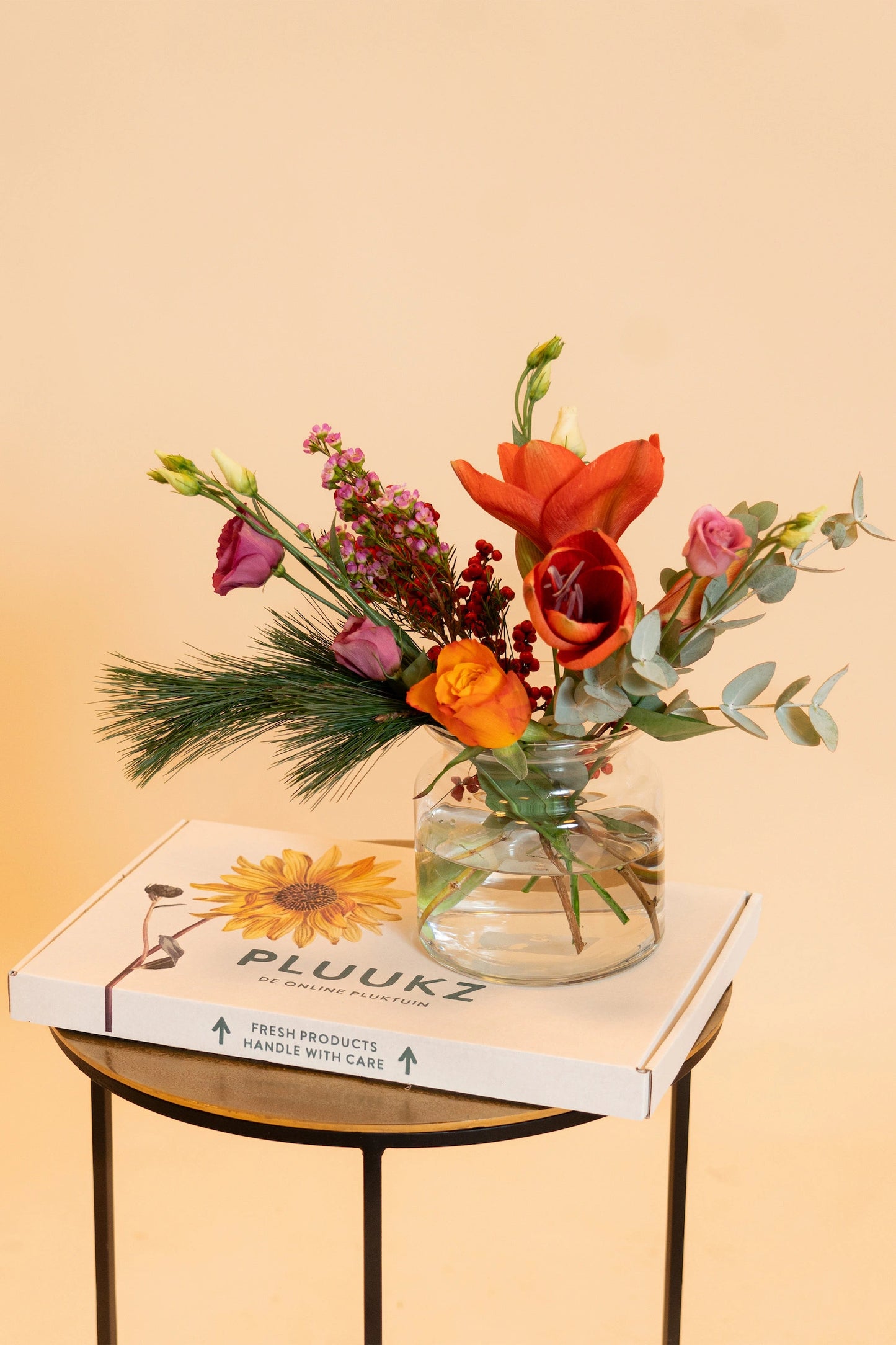 Dit kerstboeketje laat de kerstvreugde binnenkomen met dit prachtige brievenbusboeket. Een feest van kleuren en geuren in elke bloem.