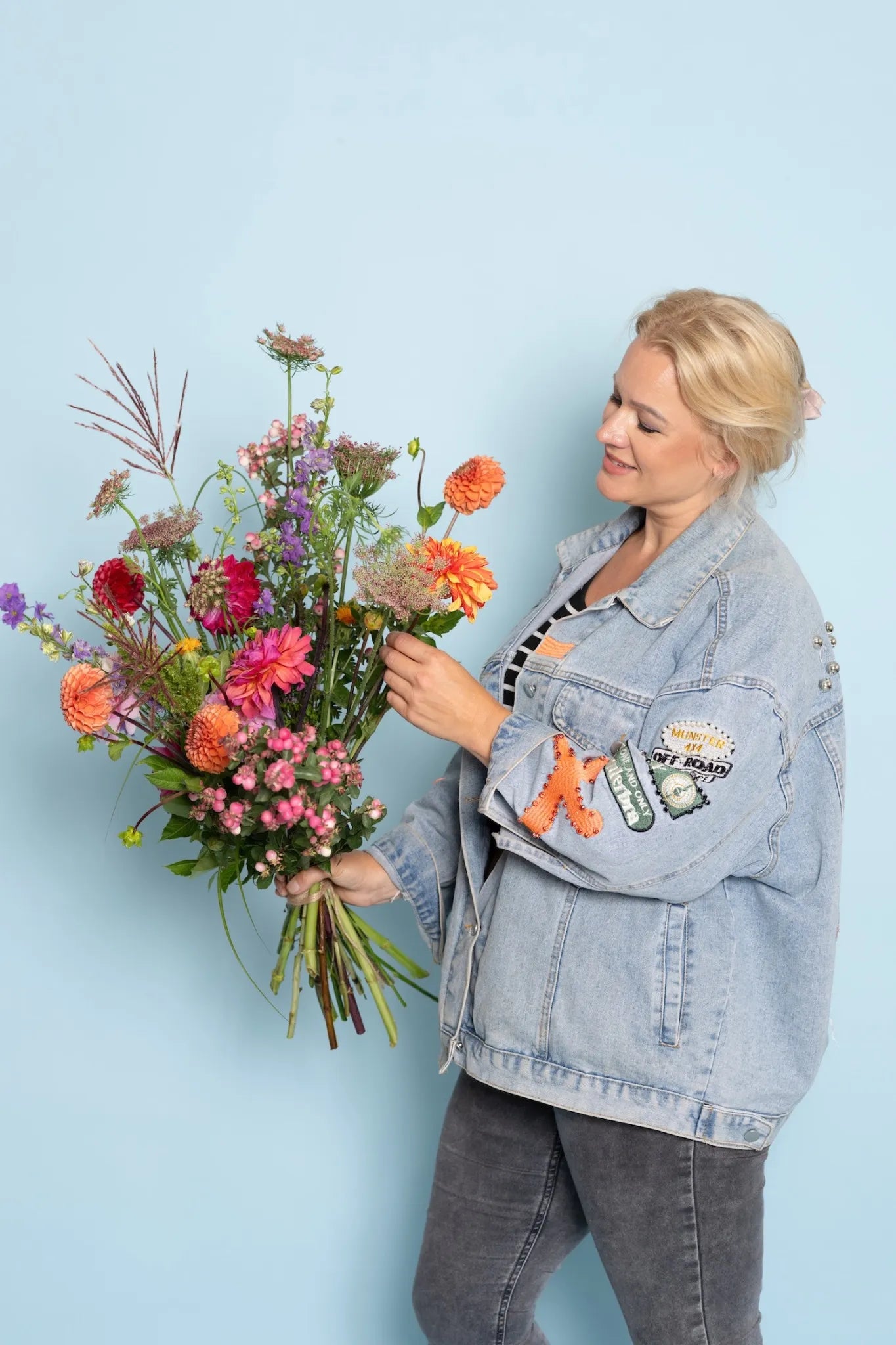 Bestel online biologische bloemen – vrolijk dahlia boeket in vaas
