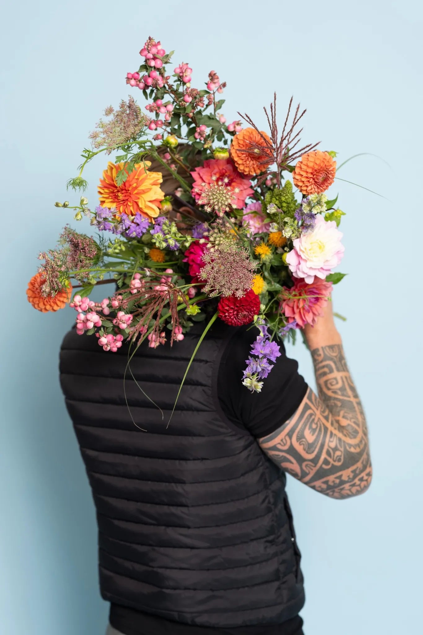 Kleurrijke biologische snijbloemen bezorgen – dahlia’s uit Nederland