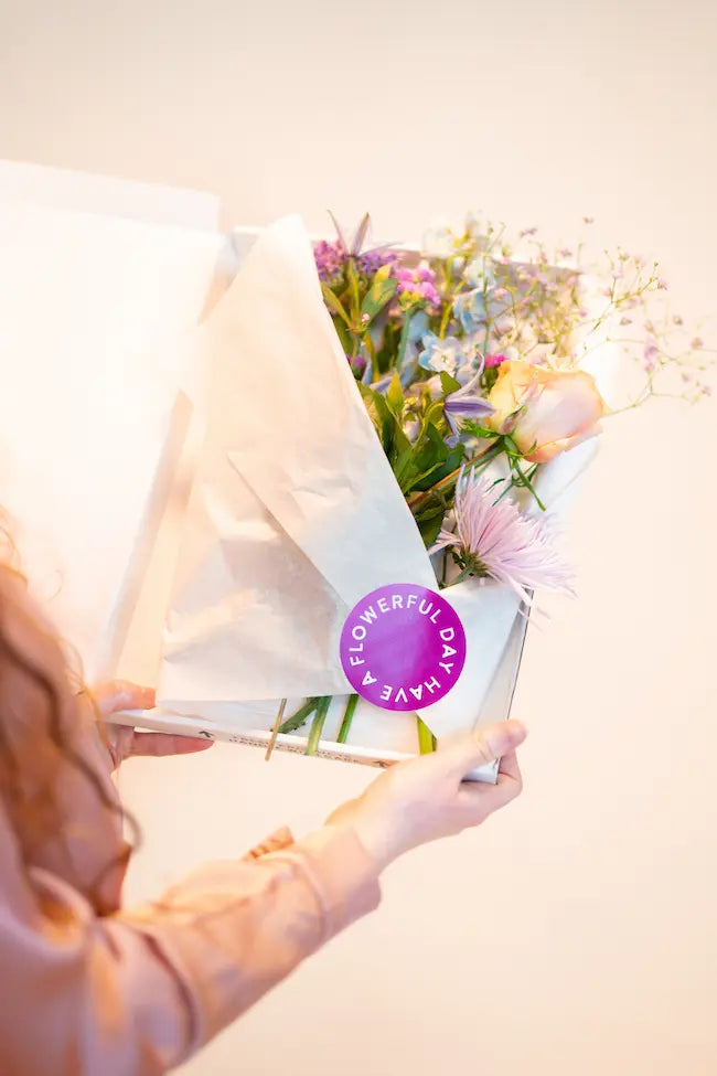 Prachtig brievenbus cadeau met verse bloemen. Uniek en snel bezorgd.