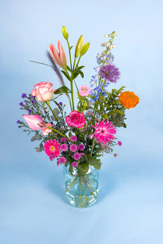 Roze boeket met verse seizoensbloemen van Nederlandse bodem, stijlvol geschikt voor cadeau of interieur.