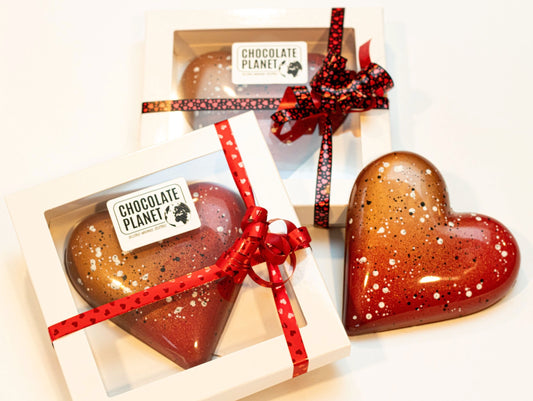 Luxe Valentijns chocolade hart met aardbei en witte chocolade, handgemaakt en perfect als cadeau voor geliefden.