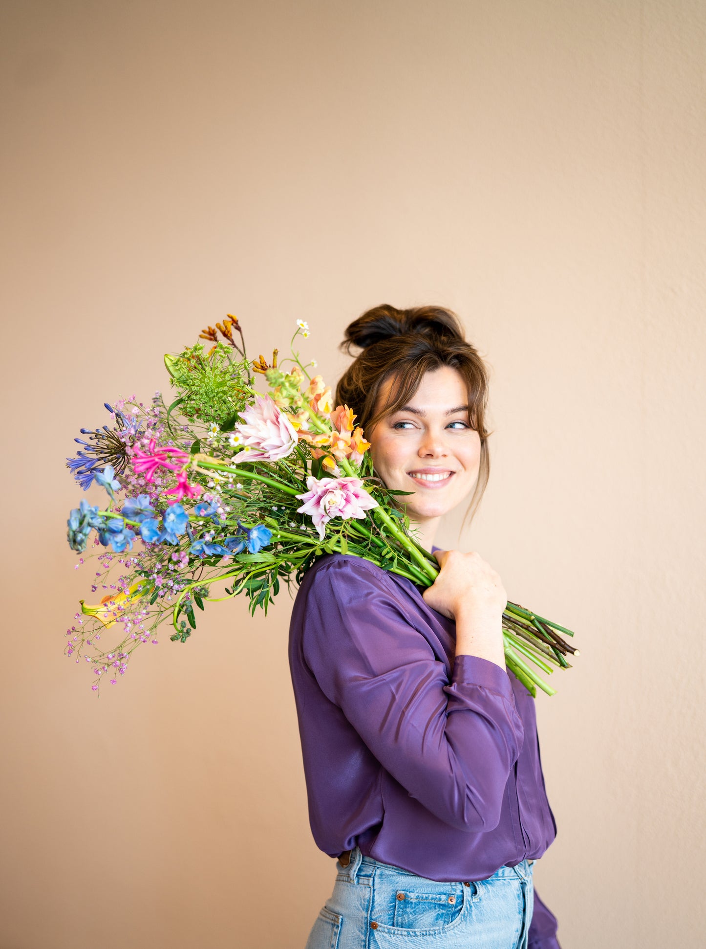 Heerlijke zachtroze bloemen in een veldboeket!