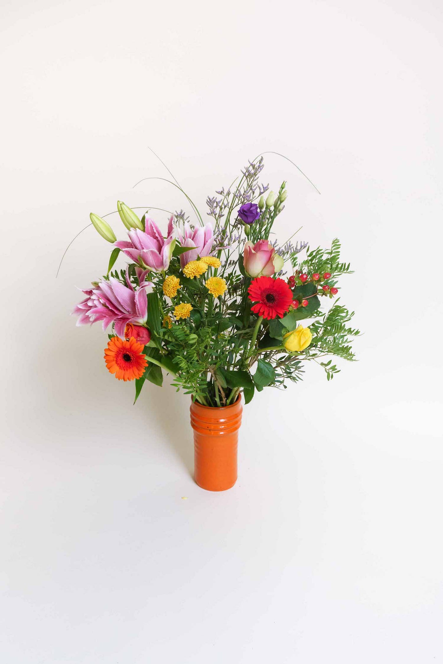 Wij bezorgen dit boeket lelies met rozen plukvers bij de ontvanger!