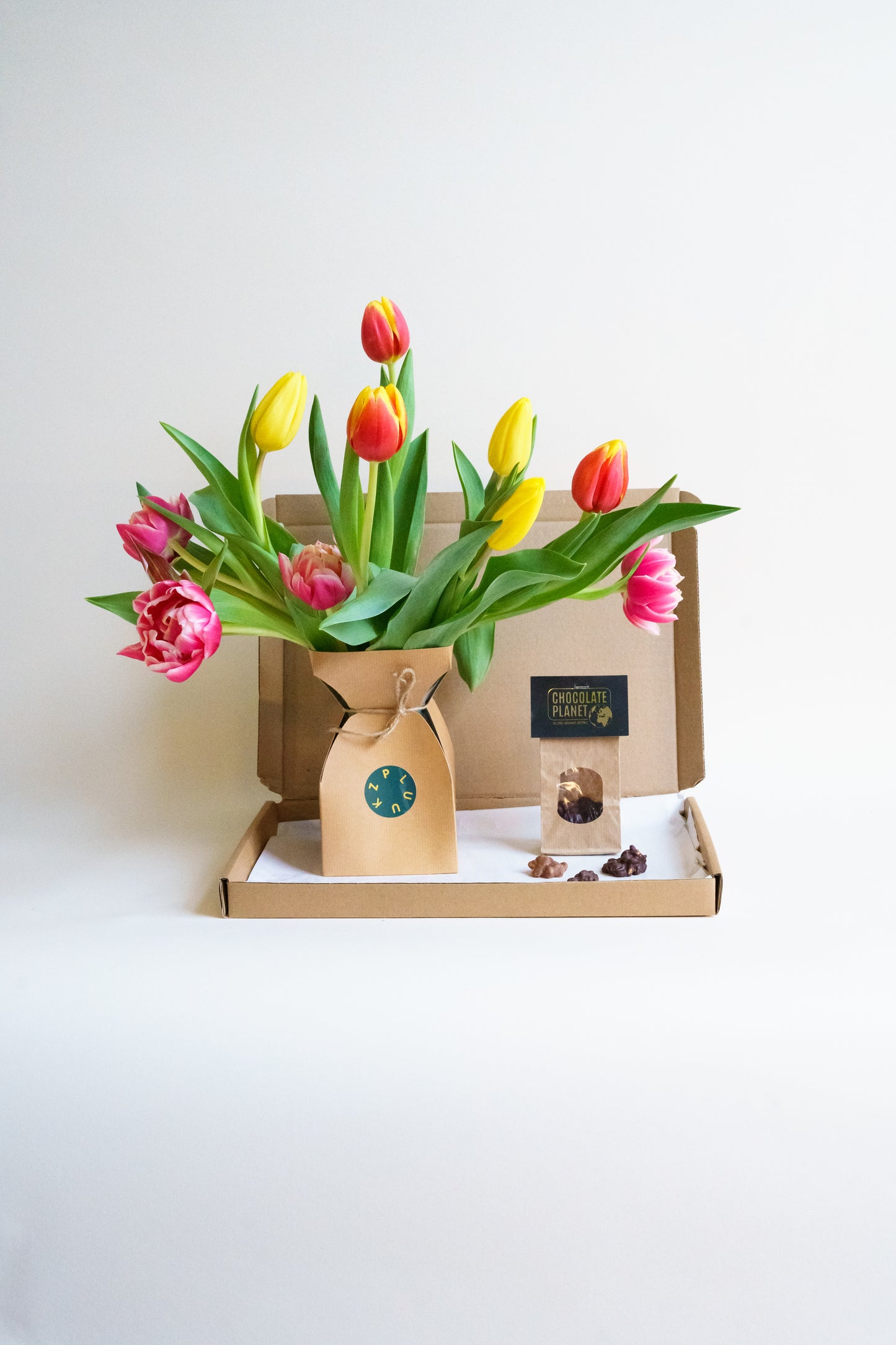 Tulpen brievenbus cadeau? Heerlijke plukvers met tulpen in de vaas en chocolade!