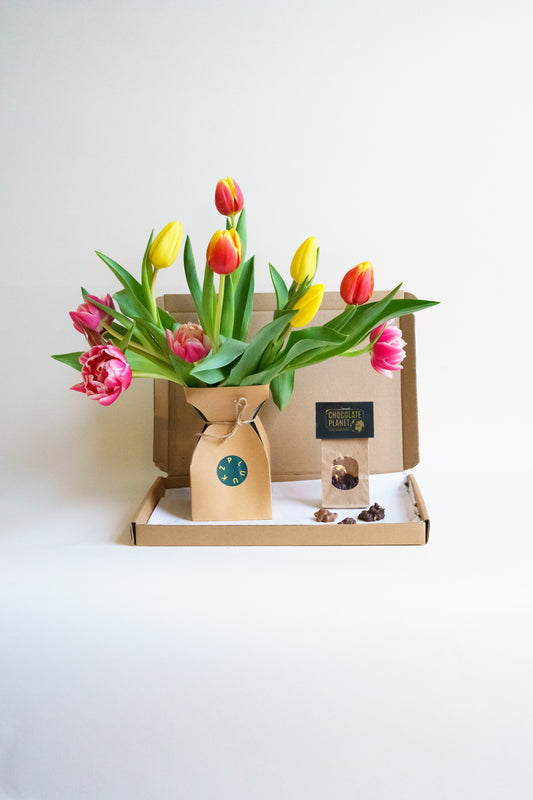 Tulpen brievenbus cadeau? Heerlijke plukvers met tulpen in de vaas en chocolade!