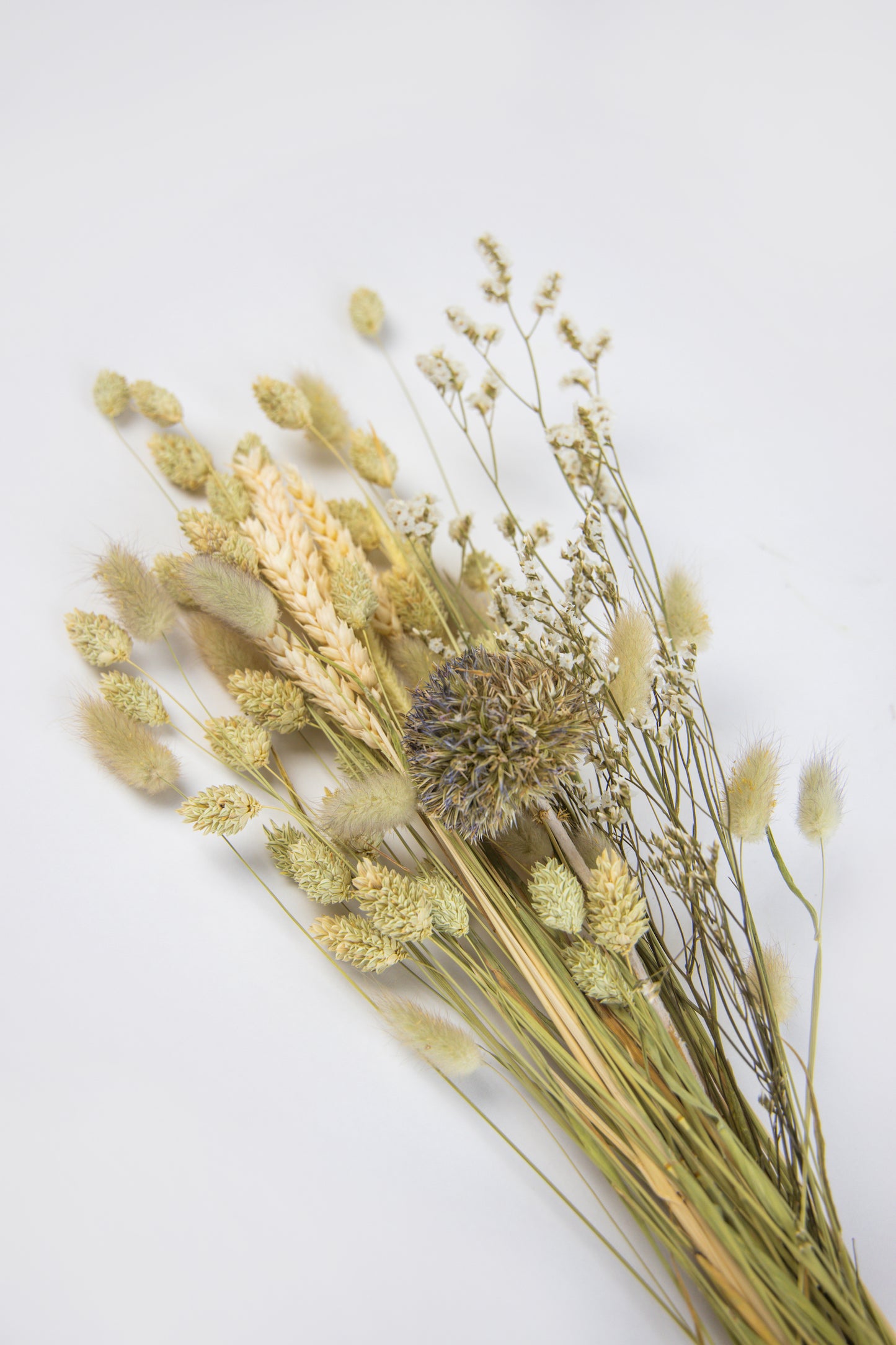 Droogbloemen door de brievenbus bezorgd