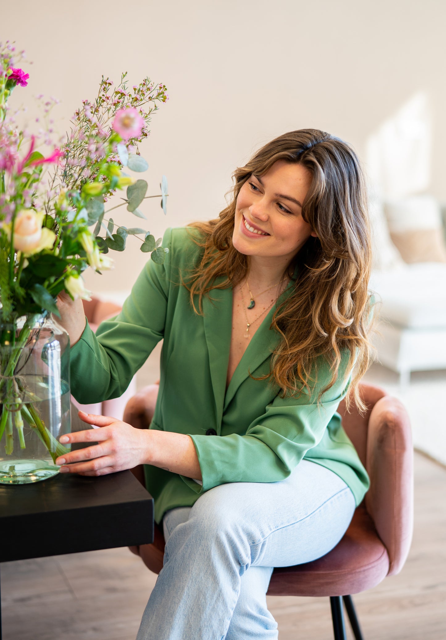 Dit elegante boeket van rozen en lelies is de perfecte keuze voor elke romantische gelegenheid.