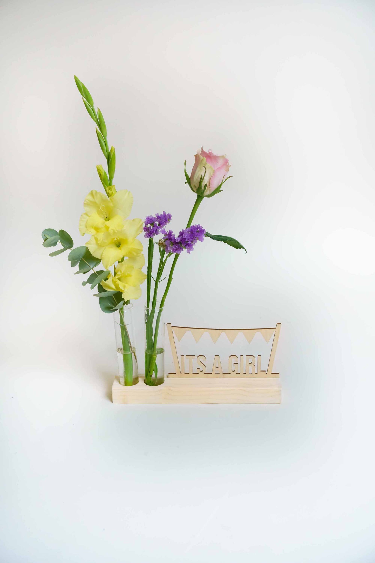 Uniek kraamcadeau meisje bezorgen met plukverse bloemen