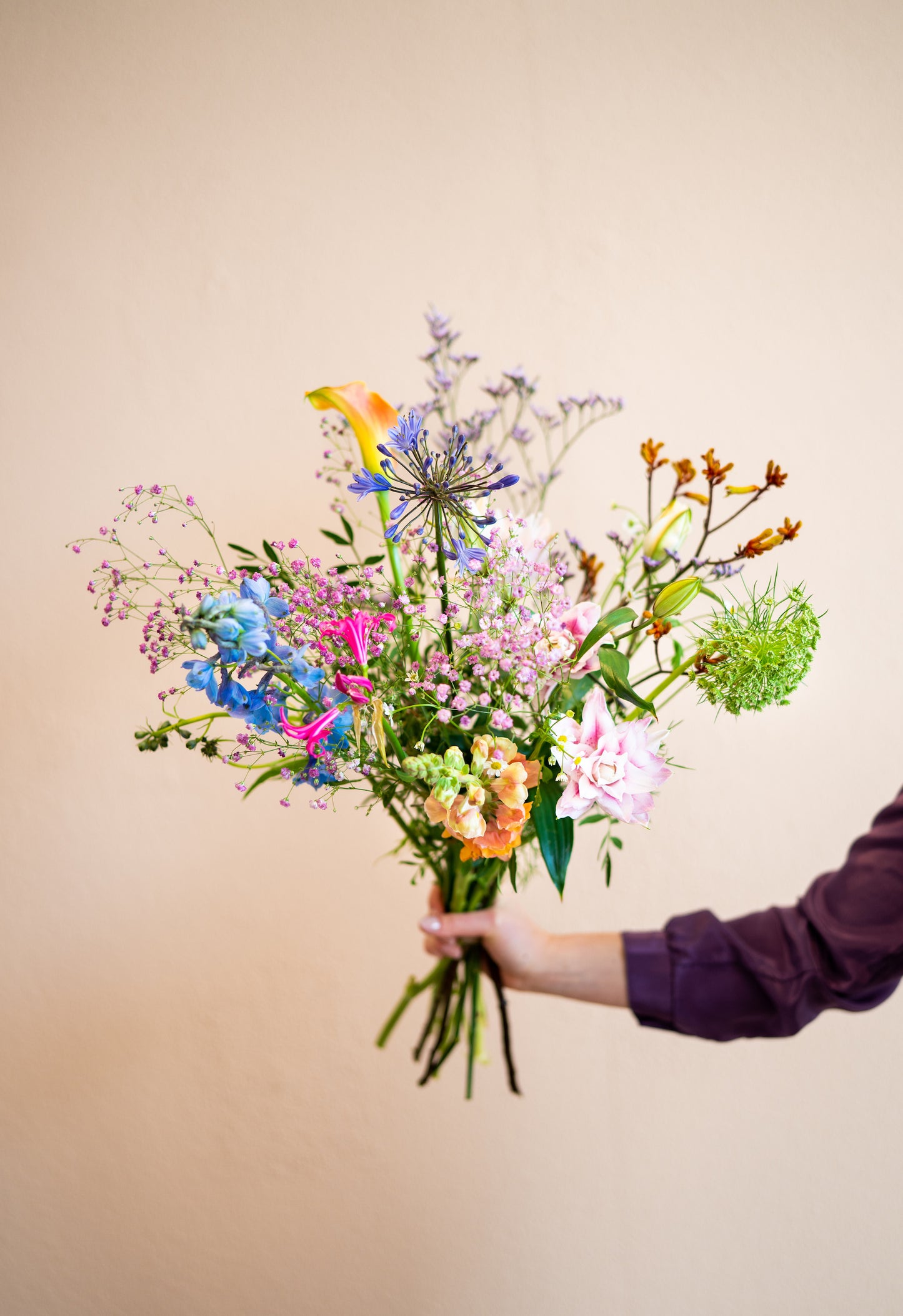 Veldboeket met paarse bloemen welke helpen bij ontspanning