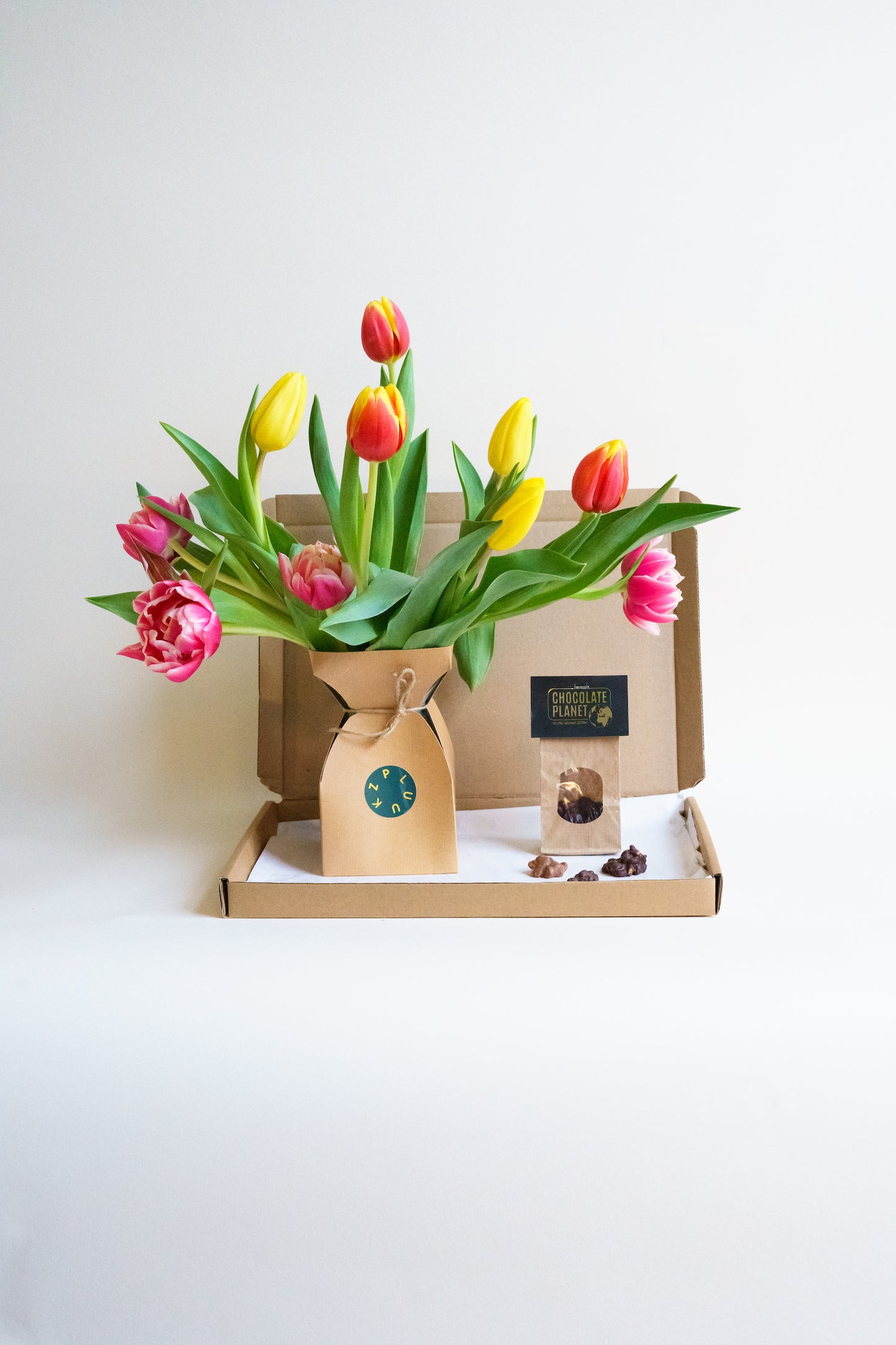 Tulpen cadeau per post! Super leuk brievenbus tulpen cadeau met chocolade en vaasje