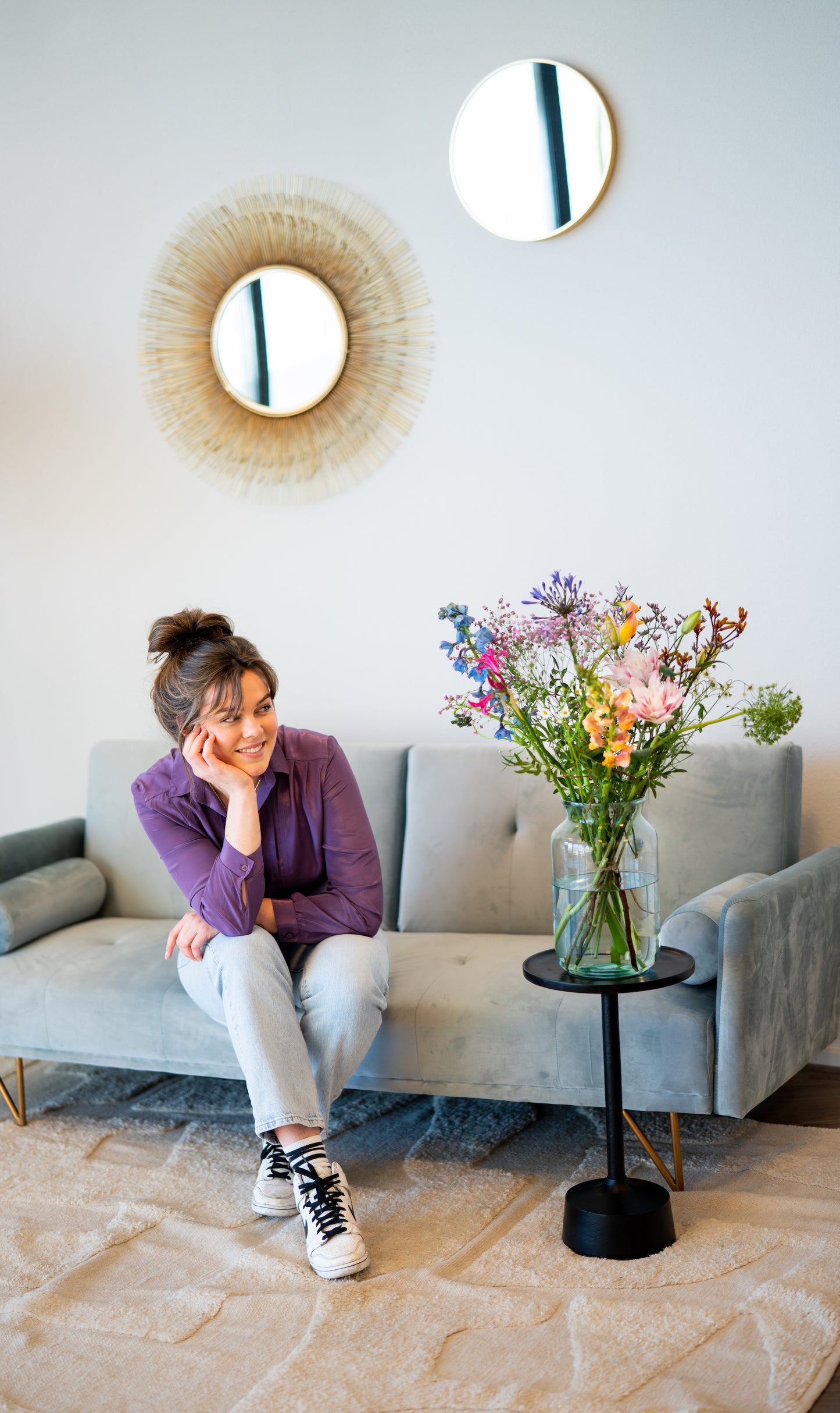 Een lieflijk veldboeket met zachtroze bloemen