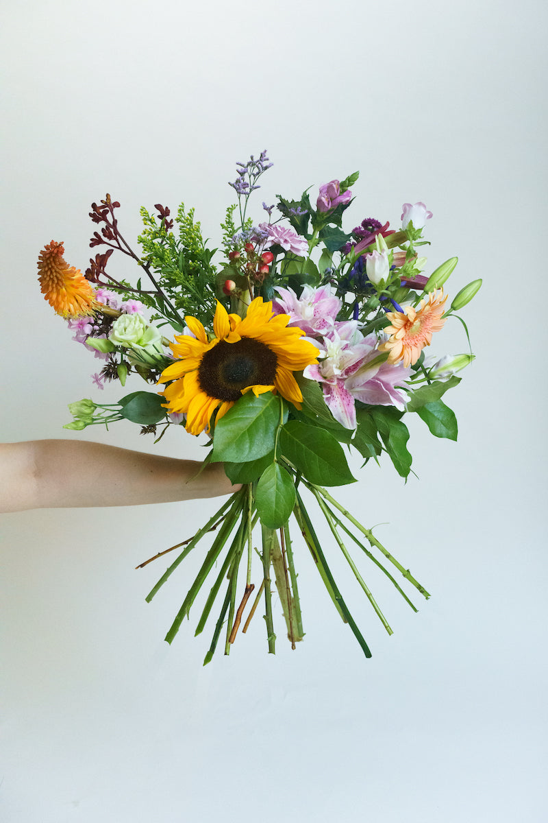 Prachtig groot wild boeket met verse bloemen van het seizoen!