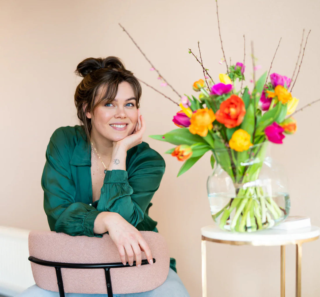 vrouw is super blij met haar nieuwe bloemen 