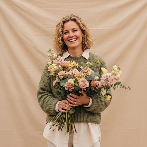 vrouw die super blij is met haar bloemen 