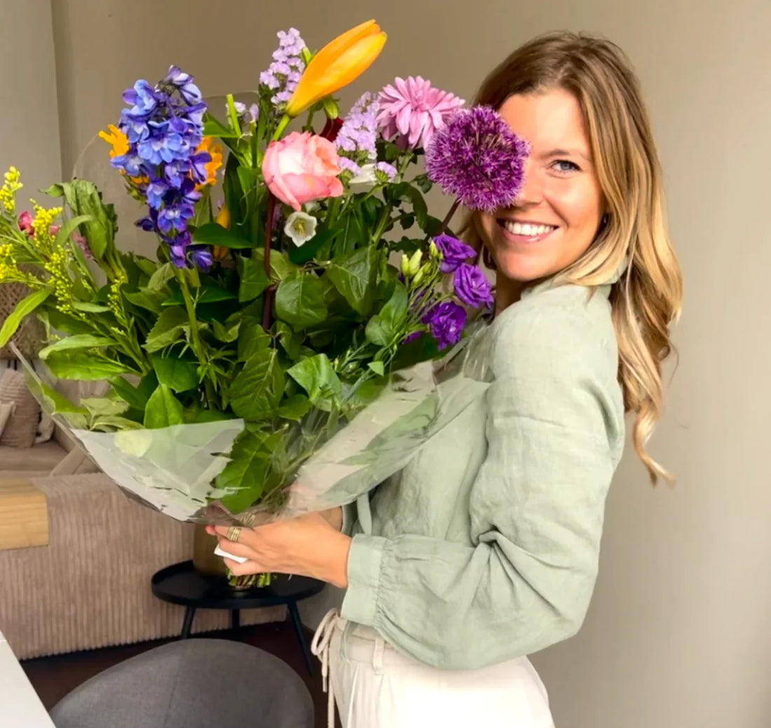 moeder die super blij is met haar bloemen van pluukz