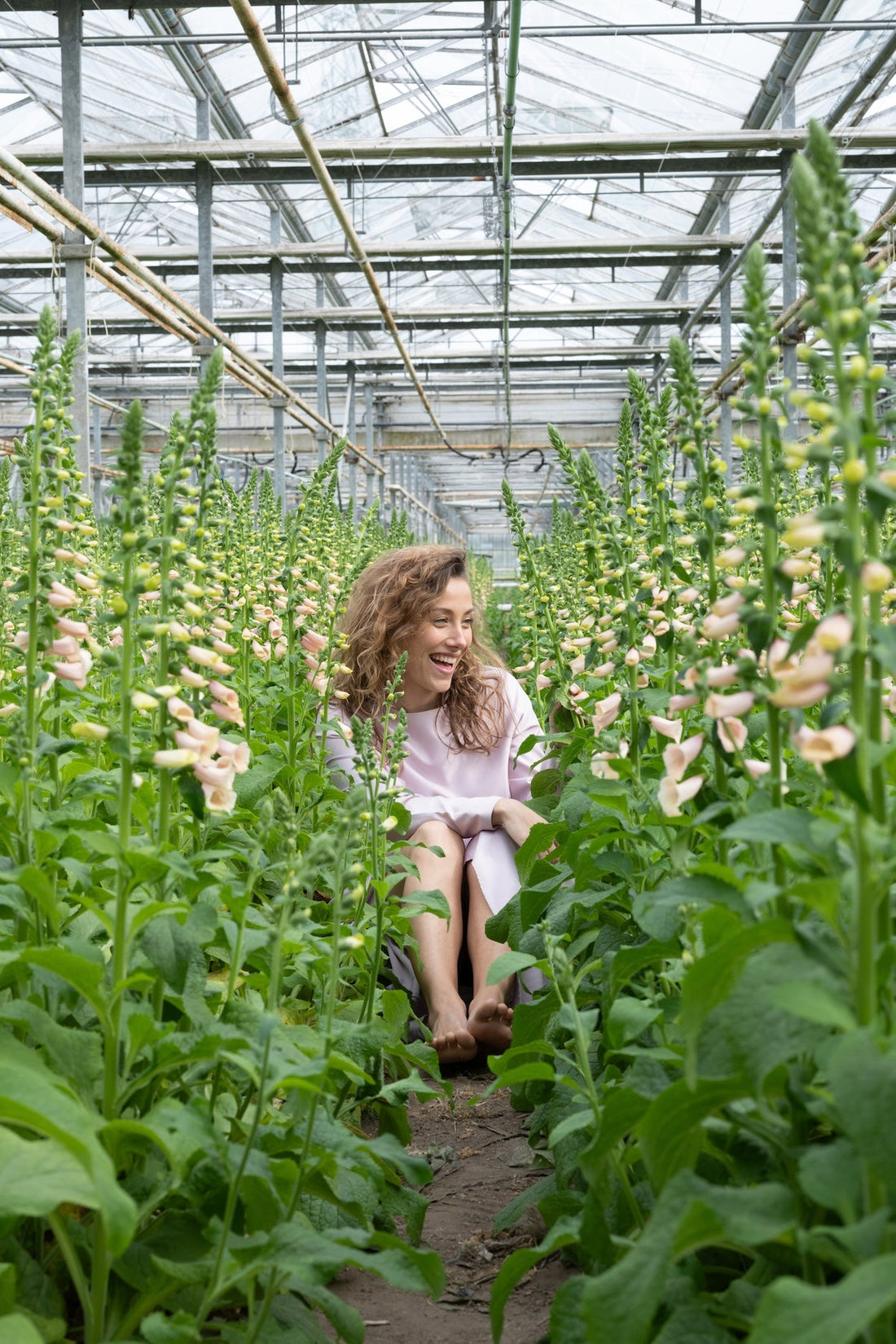 vrouw bij de pluukz kweker 