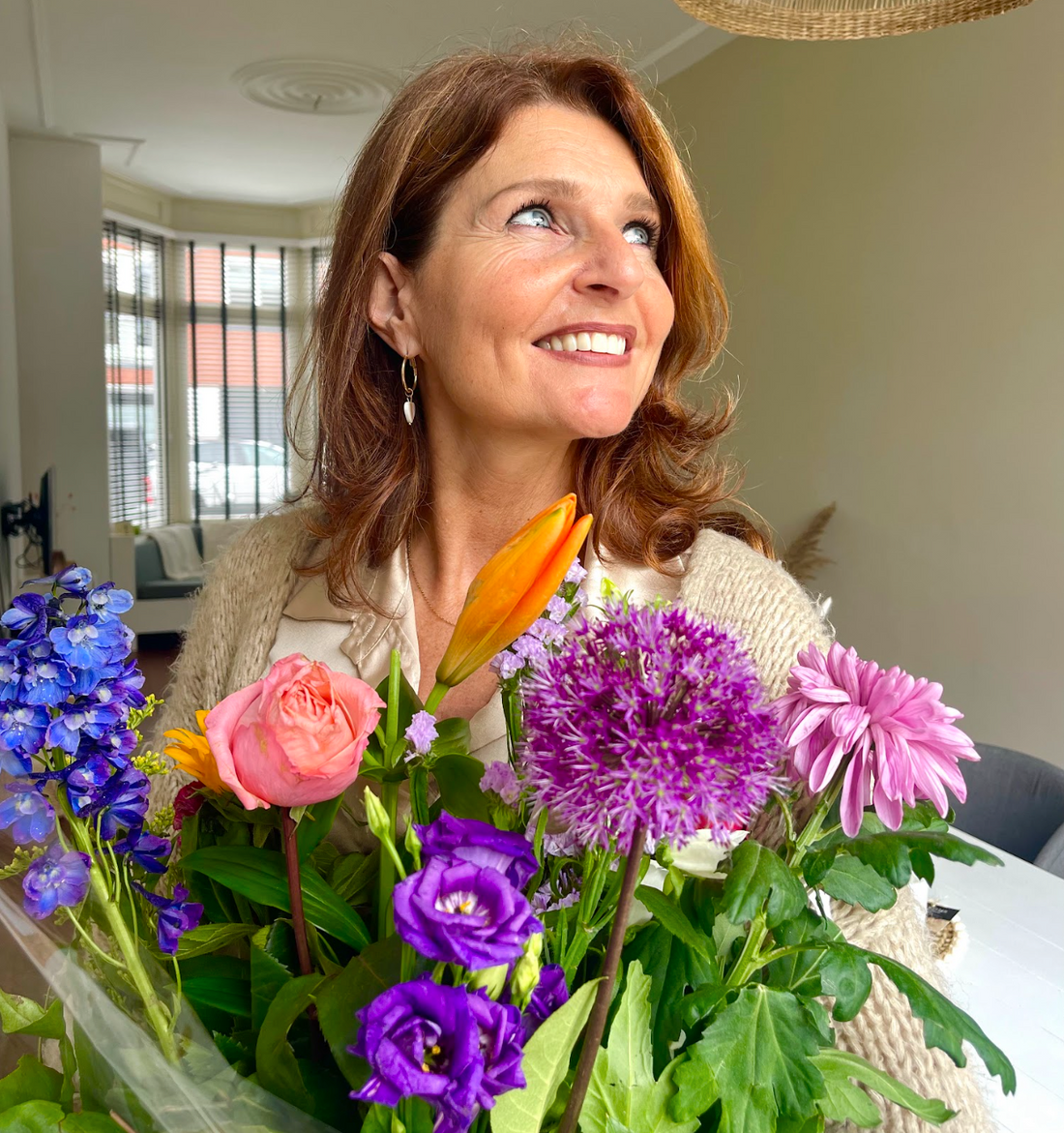 Verras je vrouw met bloemen!