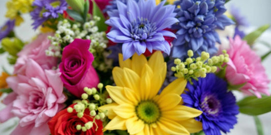 Een kleurrijke boeket bloemen in een vaas.