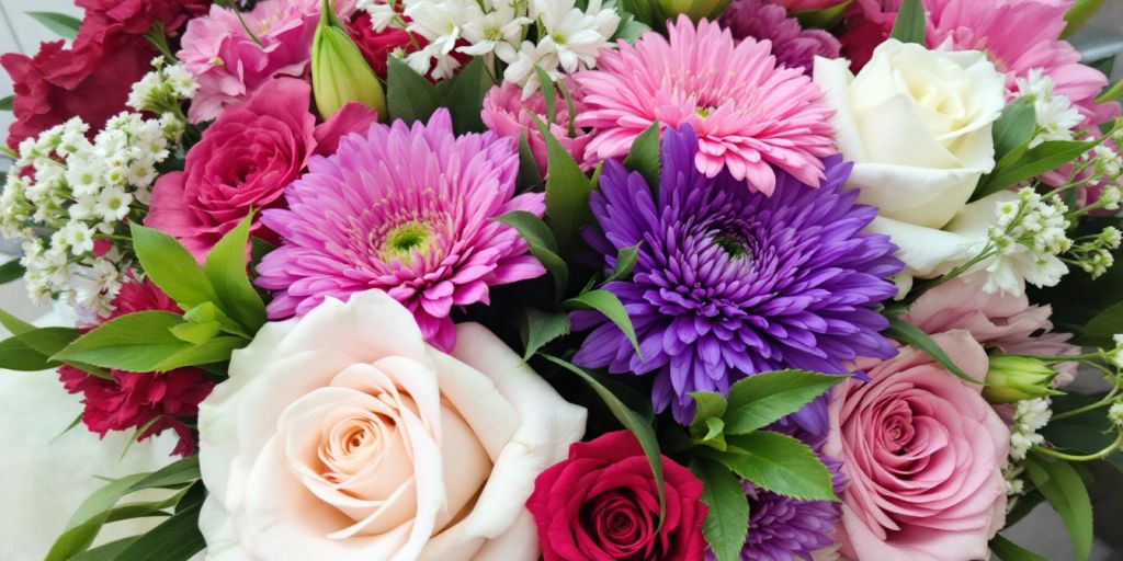 Kleurrijke bloemen in een geschenkdoos voor een geliefde.