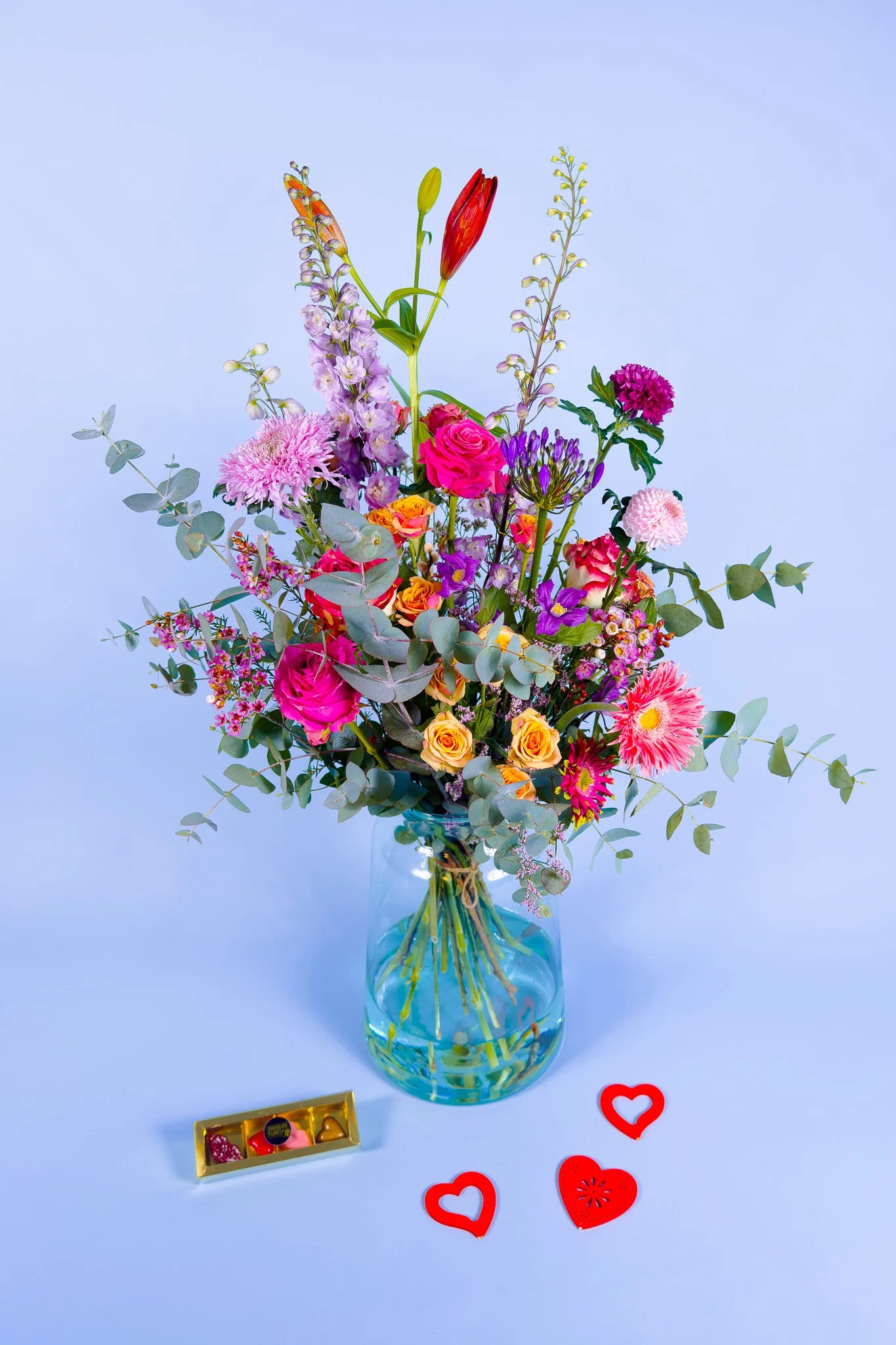 prachtig valentijn bont boeket met bonbons