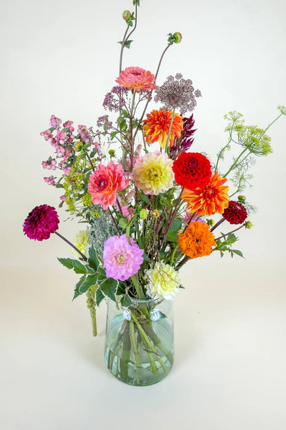 Signature biologisch boeket met dahlia, afrikaantje, venkelbloem en sierlijke twijgen
