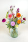 Medium signature boeket biologisch met dahlia, magenta celosia en oranje afrikaantje