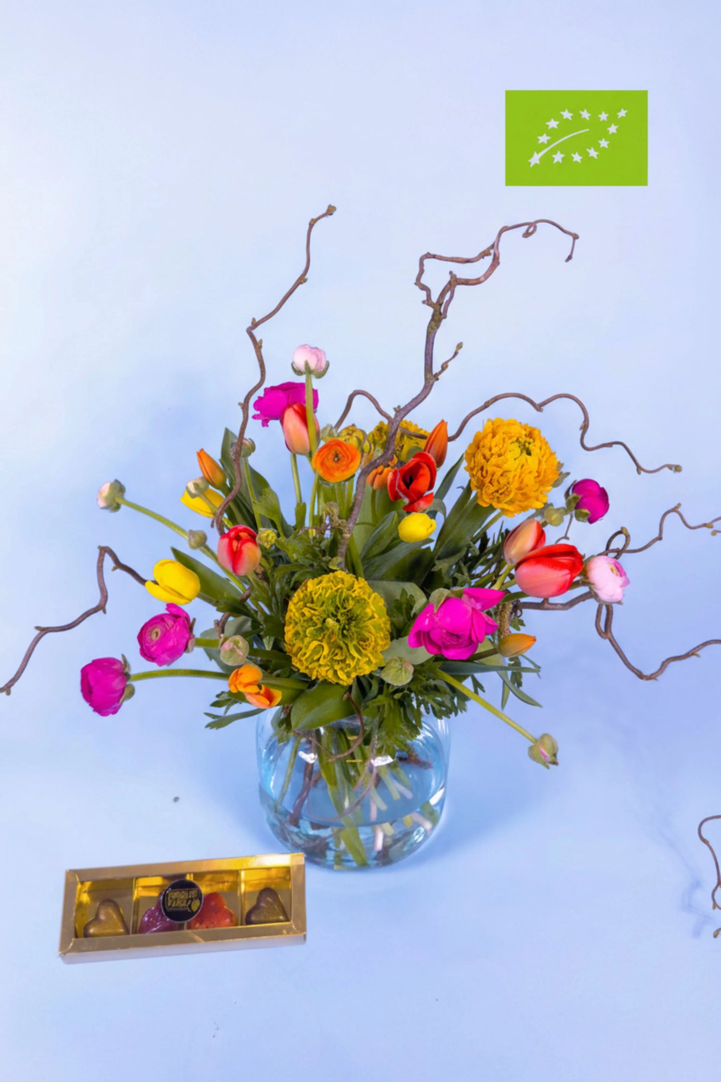 Biologisch boeket met ranonkels en tulpen 
