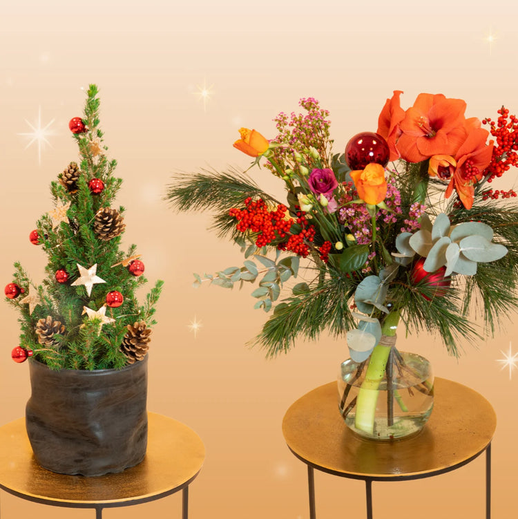 Bloemen bezorgen voor een warme kerstdecoratie:
Prachtig bloemstuk met oranje amaryllissen, rode bessen en groene takken in een glazen vaas - 