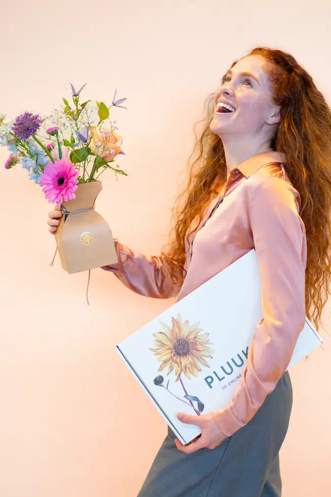 brievenbus boeket abonnement  met plukverse bloemen als cadeau bezorgd