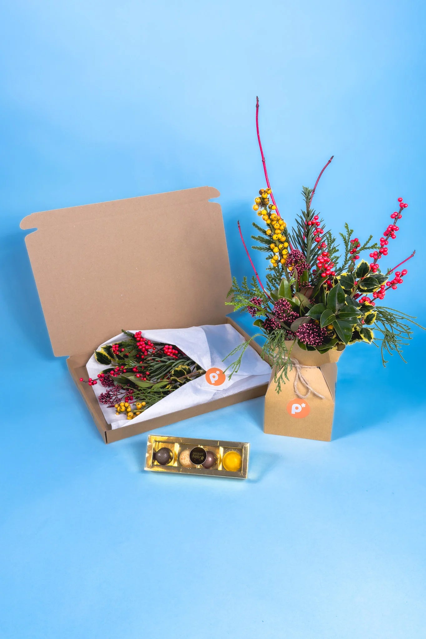 Brievenbus cadeau met gifvrij kerstgroen en gele bessen voor snelle bestelling