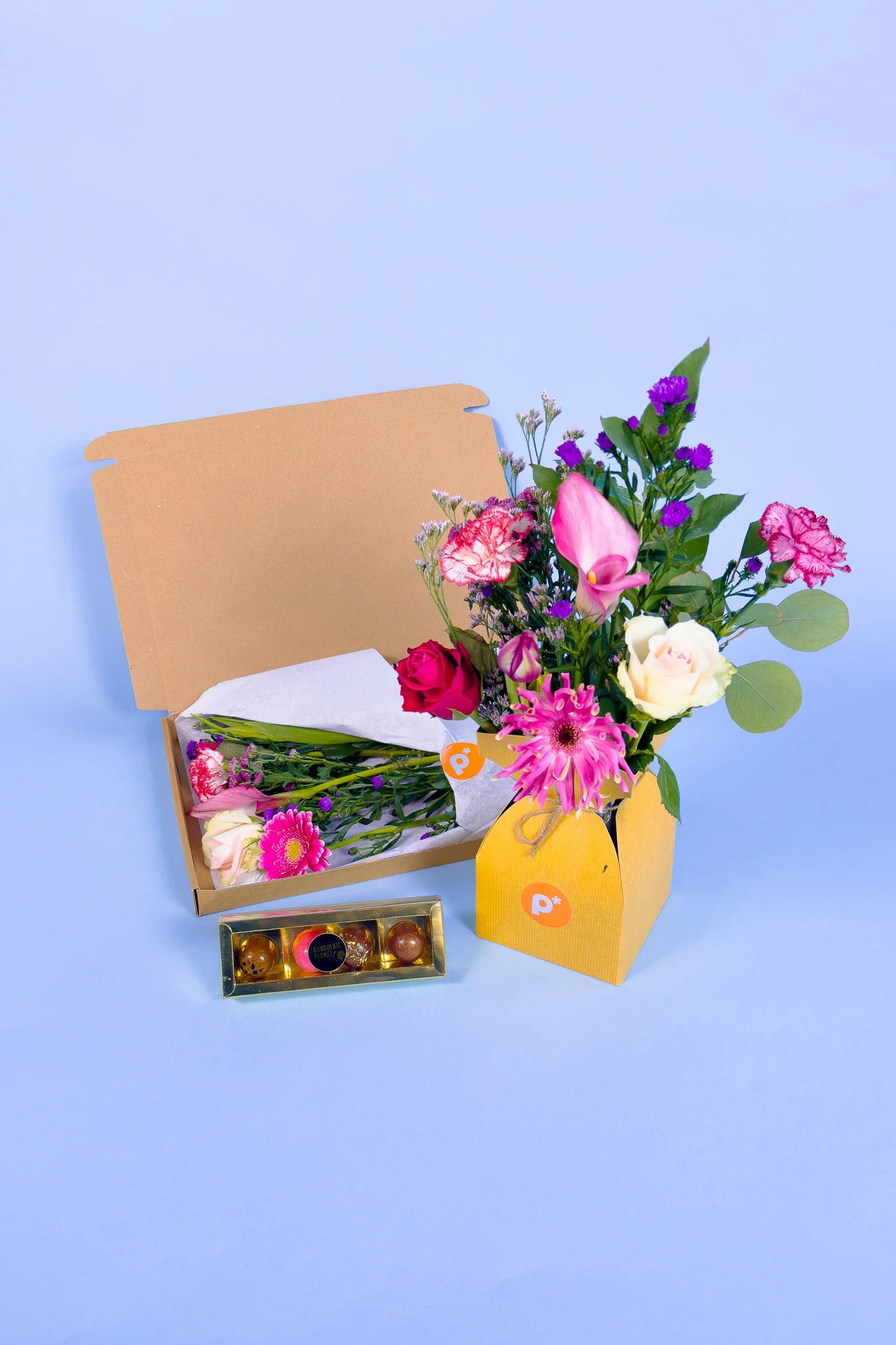 prachtige brievenbus bloemen met bon bons 