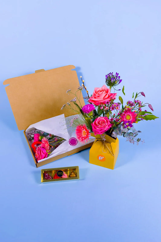 Unieke brievenbus cadeau met roze bloemen en handgemaakte bonbons
