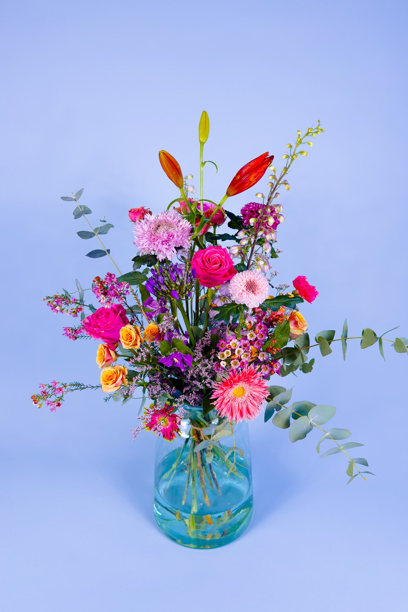 Prachtig roze boeket met unieke tros rozen en veldbloemen in de kleur roze
