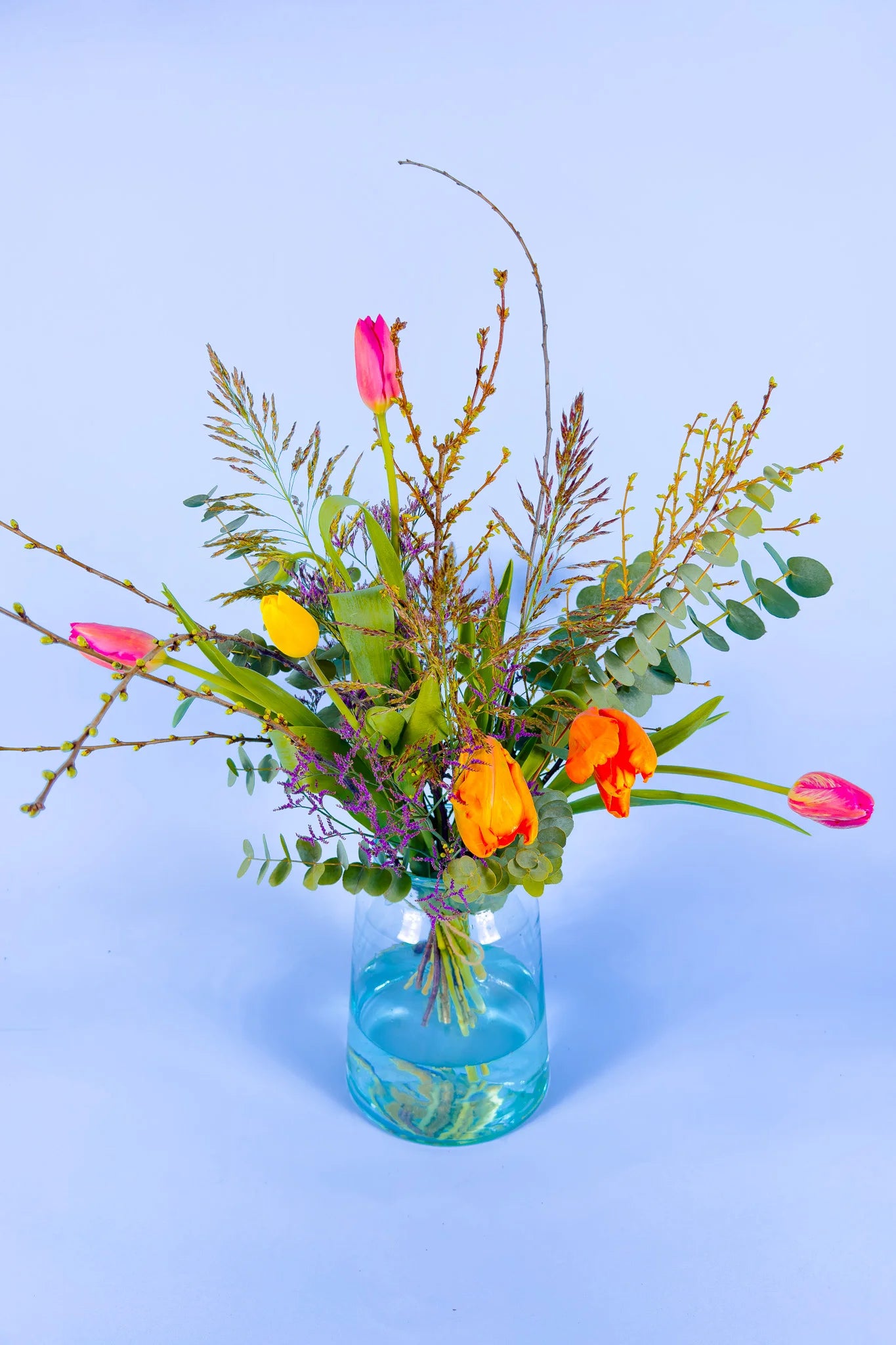 Franse tulpen boeket Chic Unique in vaas. Bestel dit stijlvolle tulpenboeket bij PLUUKZ