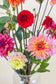 Close-up biologisch dahlia boeket met rode dahlia en roze-gele cactusdahlia