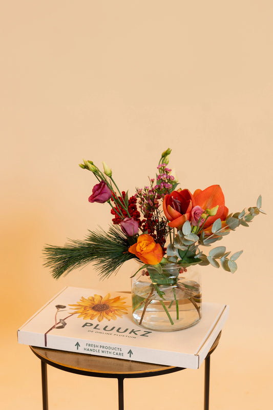 Kerstboeketje, Klein van formaat, groots in kerstsfeer: dit brievenbus kerstboeket is de perfecte verrassing voor geliefden op afstand.
