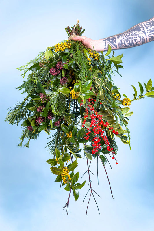 Kersttoef met gifvrij groen en heldere bessen voor directe bestelling