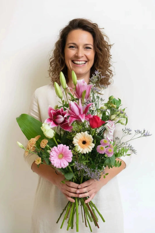 Plukvers roze boeket, vers bezorgd zonder omwegen van de kweker naar de vaas