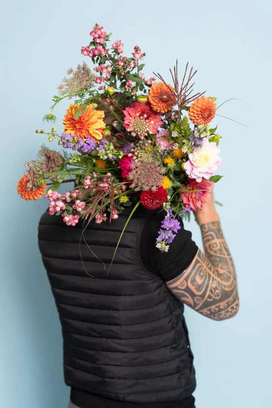 Kleurrijke biologische snijbloemen bezorgen – dahlia’s uit Nederland