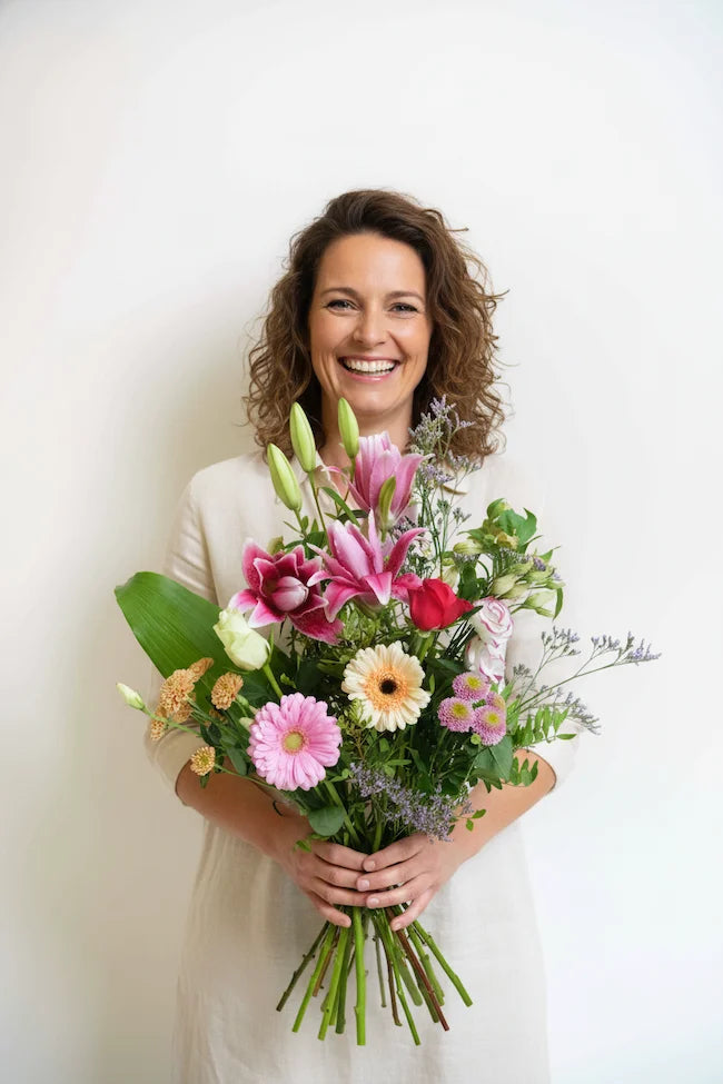 Plukvers roze boeket, vers bezorgd zonder omwegen van de kweker naar de vaas
