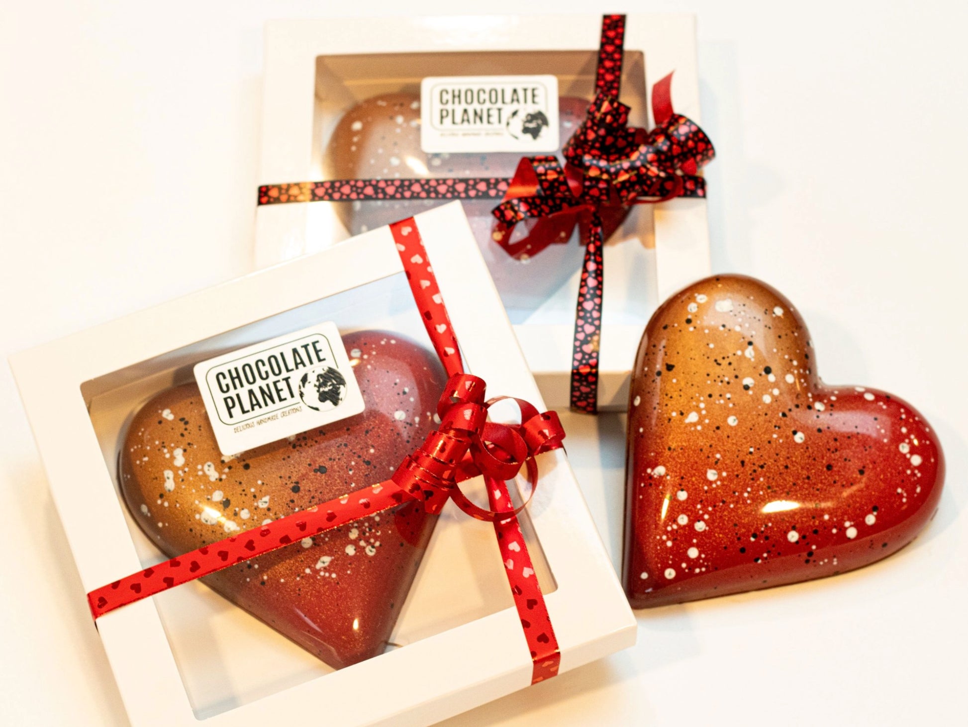 Luxe Valentijns chocolade hart met aardbei en witte chocolade, handgemaakt en perfect als cadeau voor geliefden.