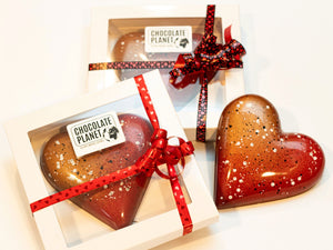 Luxe Valentijns chocolade hart met aardbei en witte chocolade, handgemaakt en perfect als cadeau voor geliefden.